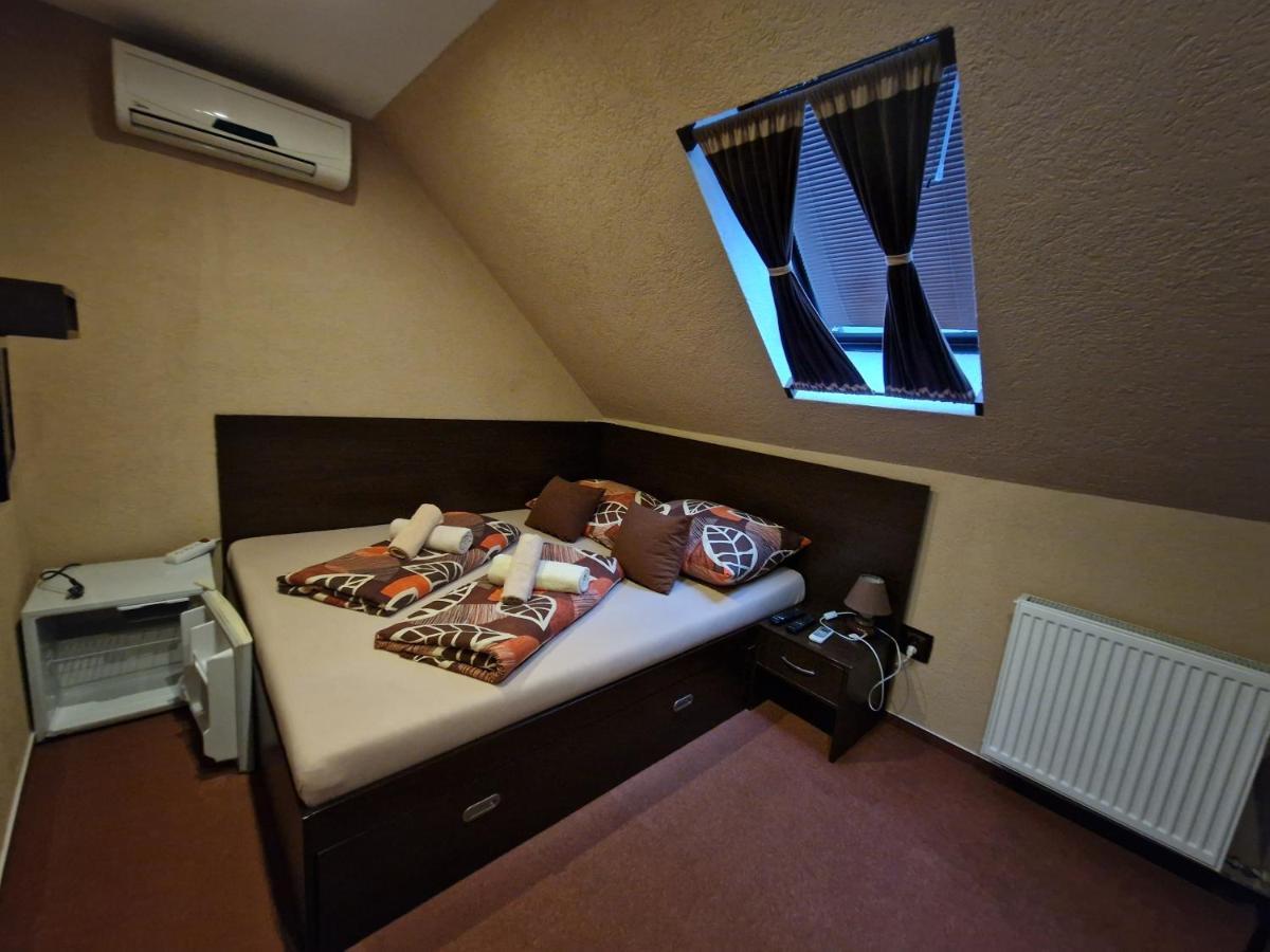 Penzion Skorpion Senec Bagian luar foto